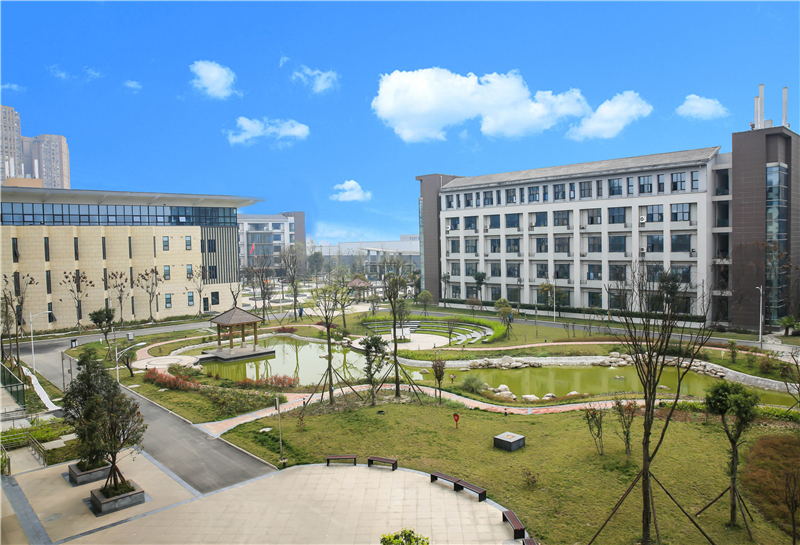 解学校是公历还是私