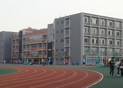 富顺两校职业学校操场一角