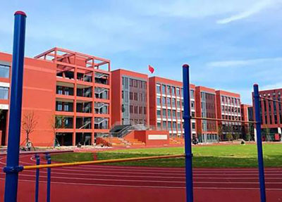 广元工贸学校操场一角