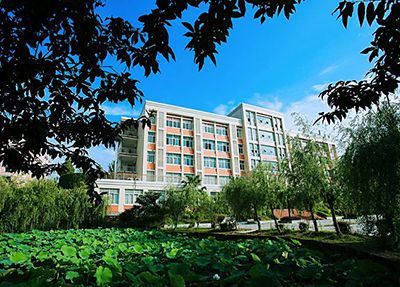 乐山市西成职业学校荷花池
