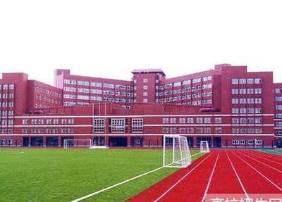 四川工业科技学校操场一角