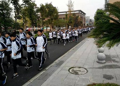 郫县友爱职业技术学校晨跑