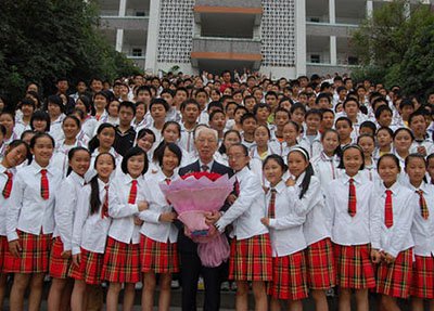 自贡市旅游职业高级中学师生合影