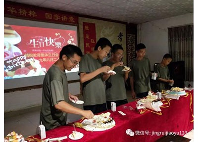 成都市前进职业高级中学学生生日会