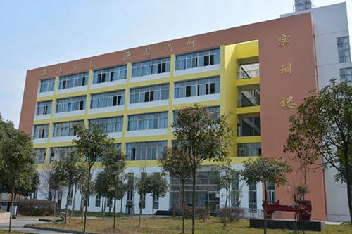 湖南交通职业技术学院有高铁乘务专业吗