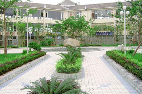 湖南科技职业学院药学院有高铁乘务专业吗