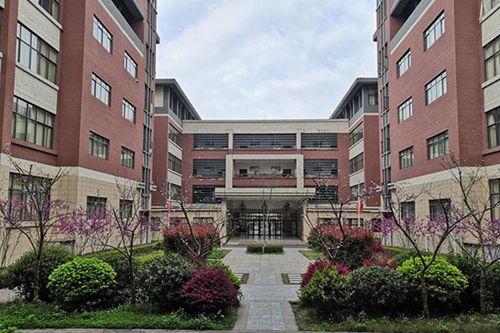 湖南民族职业学院学前教育学院有高铁乘务专业吗